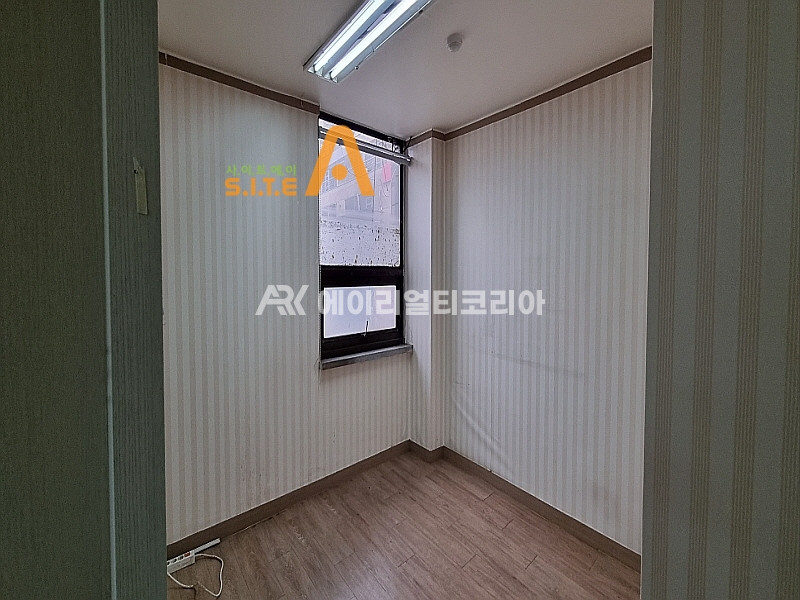 서울 강남구 논현동 k 인테리어 상태가 좋으며 신사역 도보 1분 초역세권 사무실 월세 매물번호 16985 사진 7