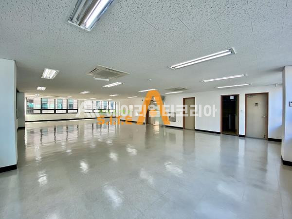 서울 강남구 논현동 C 학동역 이면도로 내외관 깔끔한 사무실 월세 매물번호 12456 사진 1